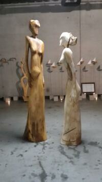 Holzskulptur Frau zueinander gewandt